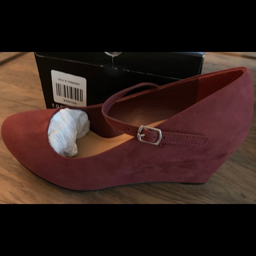 Wine colored wedge